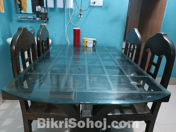 ডাইনিং টেবিল ১ টি এবং চেয়ার ৪ টি অরিজিনাল সেগুন কাঠ।